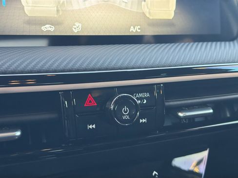 Certified 2025 Nissan Kicks SR image 26