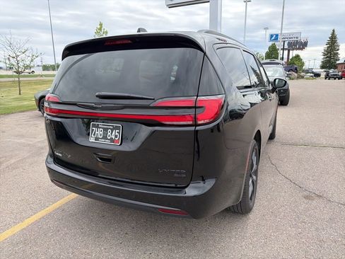 Used 2025 Chrysler Pacifica Limited AWD/4WD image 4
