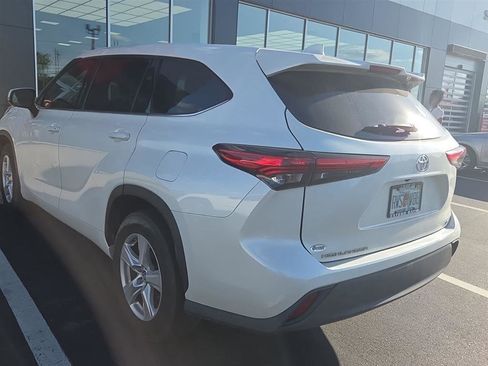 Used 2021 Toyota Highlander LE FWD image 6