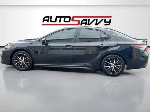 Used 2022 Toyota Camry SE w/ Cold Weather Package image 4