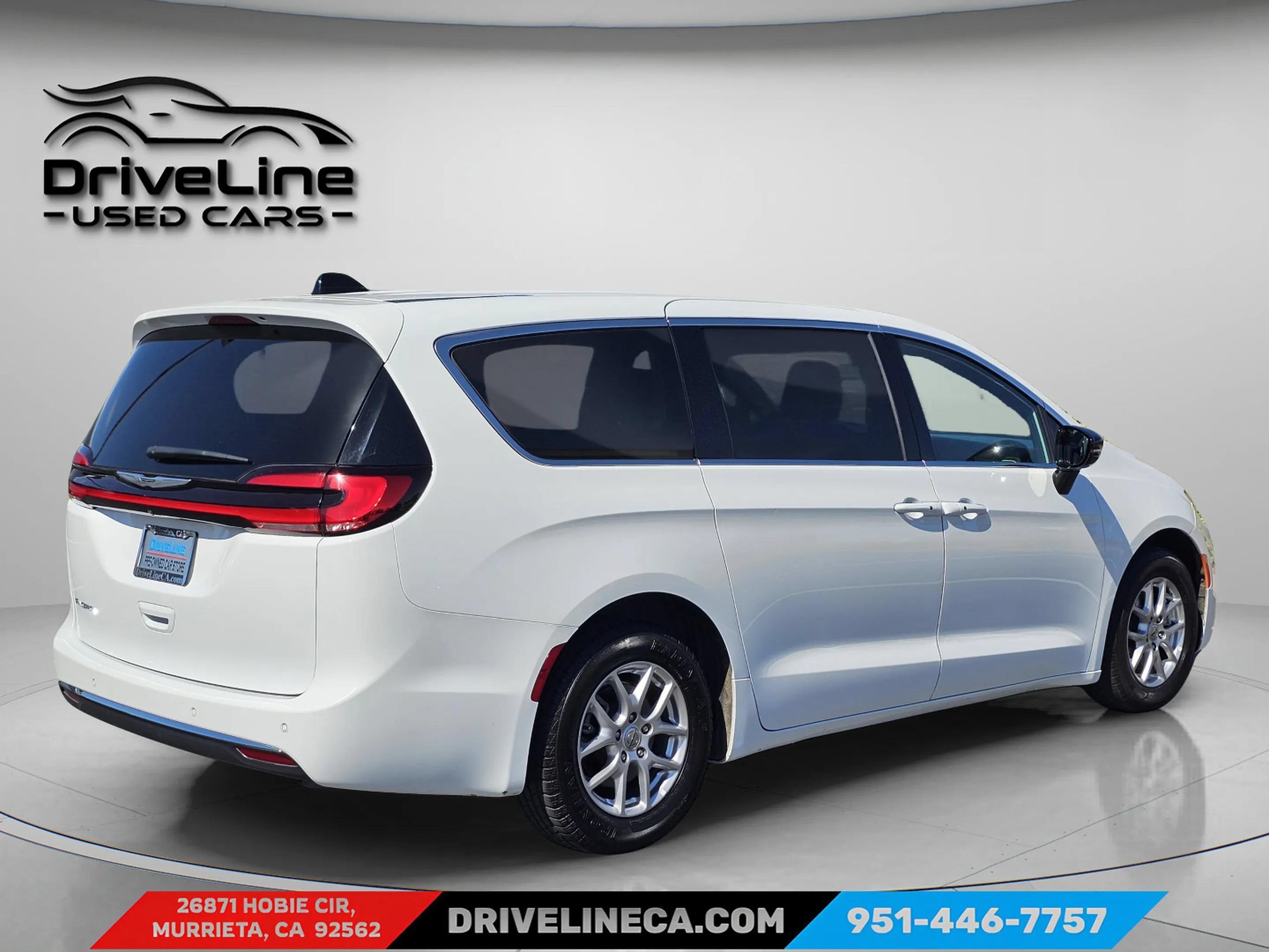 Used 2025 Chrysler Pacifica Select FWD image 10