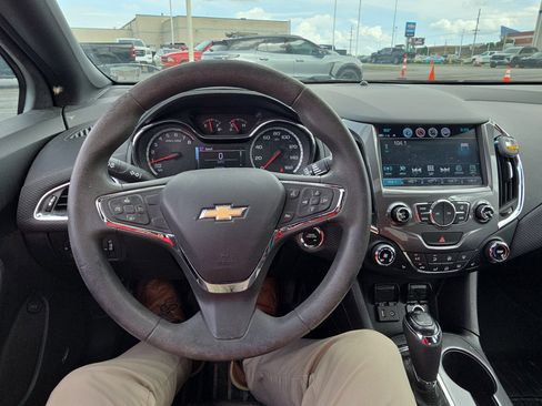 Used 2018 Chevrolet Cruze LT w/ Sun And Sound Package FWD image 14