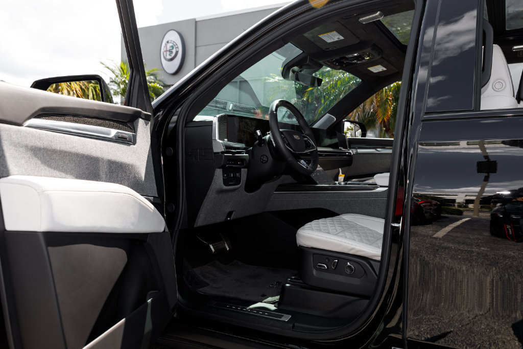 Used 2025 Cadillac Escalade ESV V AWD/4WD image 23