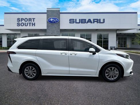 Used 2025 Toyota Sienna XLE FWD image 2