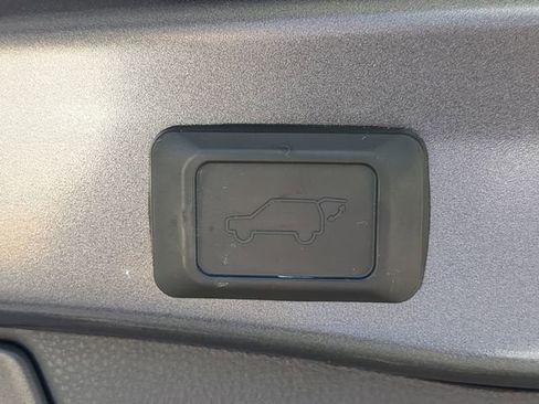 Used 2022 Toyota RAV4 XLE Premium image 10