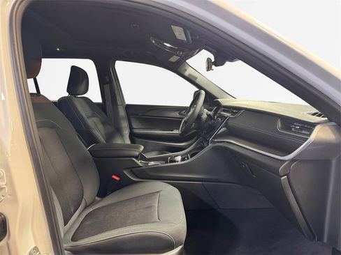 Used 2025 Jeep Grand Cherokee Laredo w/ Luxury Tech Group I image 23