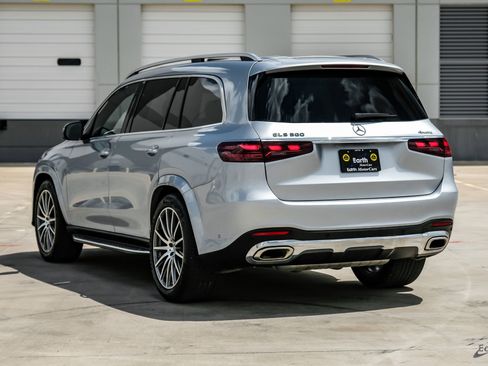 Used 2025 Mercedes-Benz GLS 580 4MATIC image 11