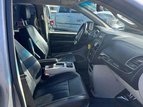 Used 2016 Chrysler Town & Country Touring FWD image 15