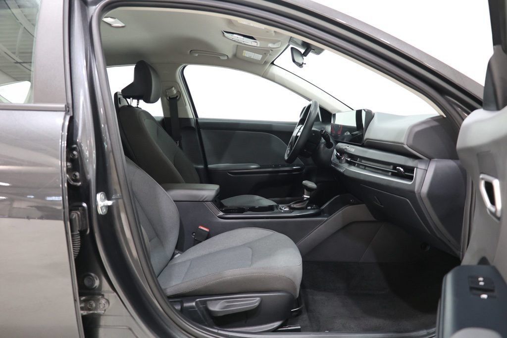 Used 2025 Kia K4 FWD image 32