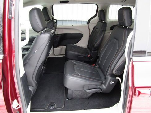 Used 2020 Chrysler Pacifica Touring-L Plus image 10