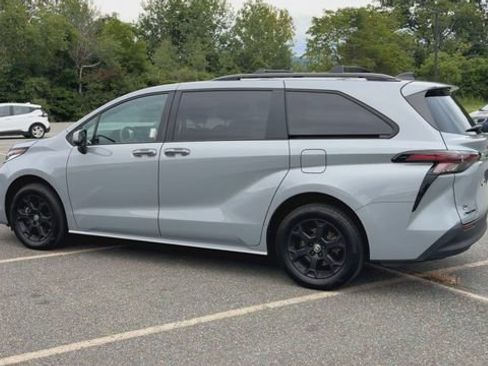Used 2025 Toyota Sienna XLE Woodland Edition AWD/4WD image 6