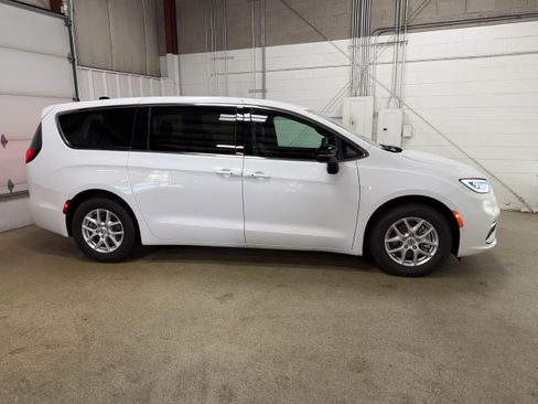 Used 2025 Chrysler Pacifica Select FWD image 7