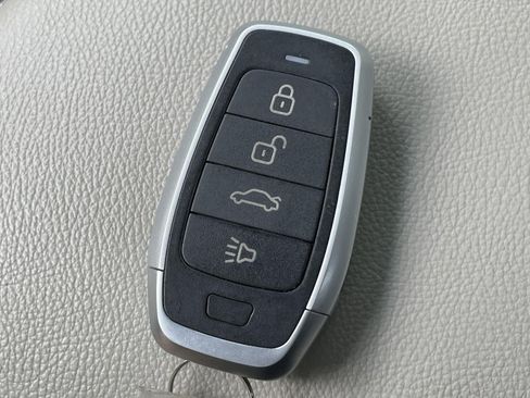 Used 2020 Genesis G70 2.0T RWD image 30