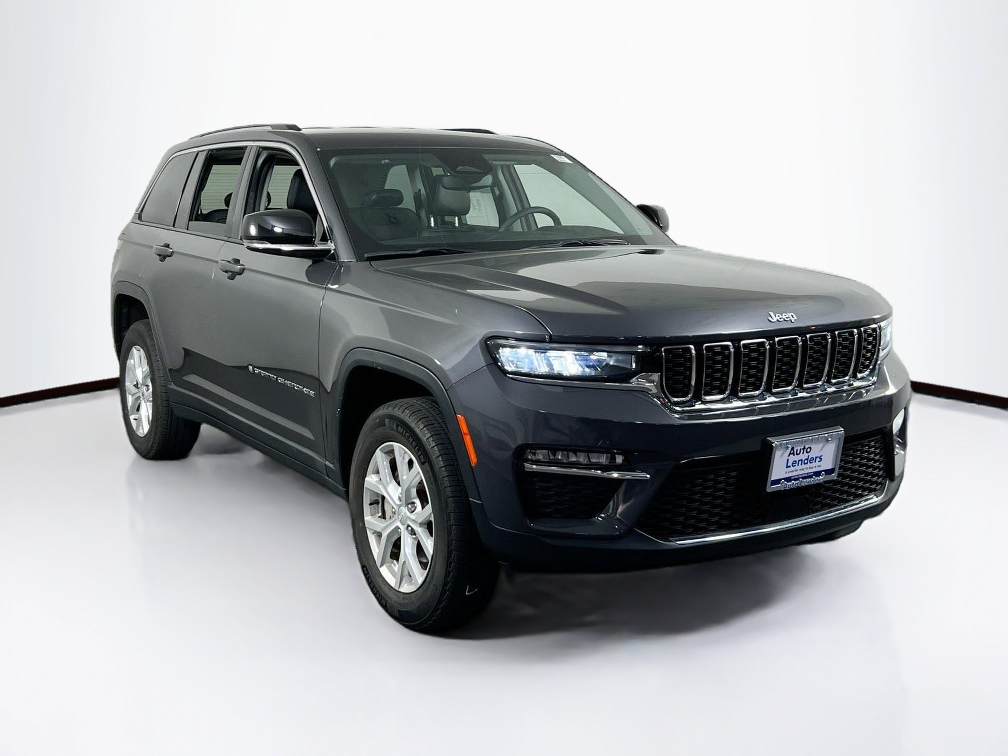 Used 2023 Jeep Grand Cherokee Limited AWD/4WD image 3