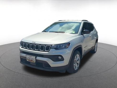 Used 2025 Jeep Compass Latitude AWD/4WD image 6
