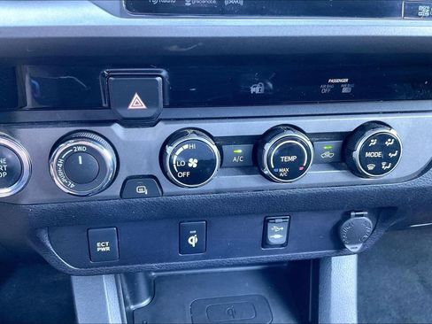 Used 2017 Toyota Tacoma TRD Off-Road w/ Tow Package (A/T) AWD/4WD image 31