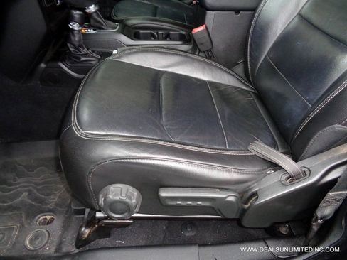 Used 2018 Jeep Wrangler Unlimited Sahara AWD/4WD image 8