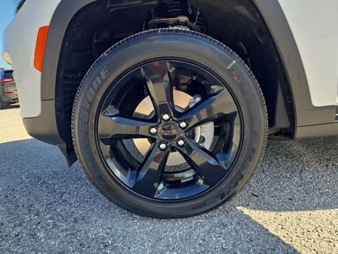 New 2025 Jeep Grand Cherokee Altitude image 28