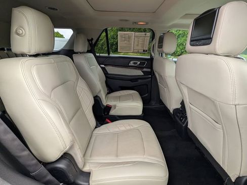 Used 2017 Ford Explorer Platinum AWD/4WD image 32