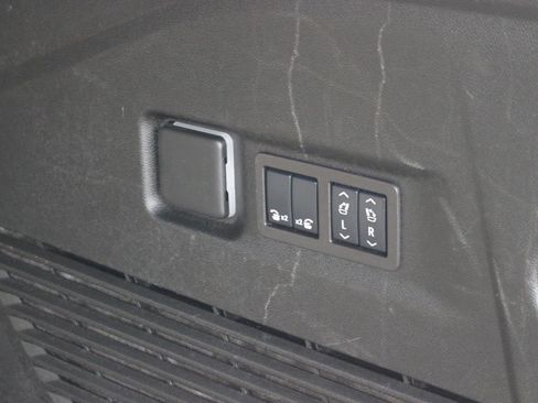 Used 2025 GMC Yukon XL Denali image 11