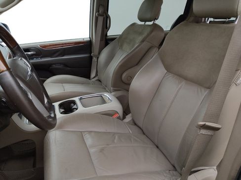 Used 2015 Chrysler Town & Country Limited Platinum FWD image 17