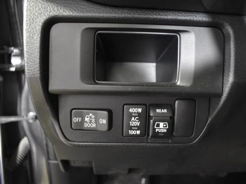 Used 2017 Toyota Tacoma TRD Sport w/ Tow Package (A/T) AWD/4WD image 13