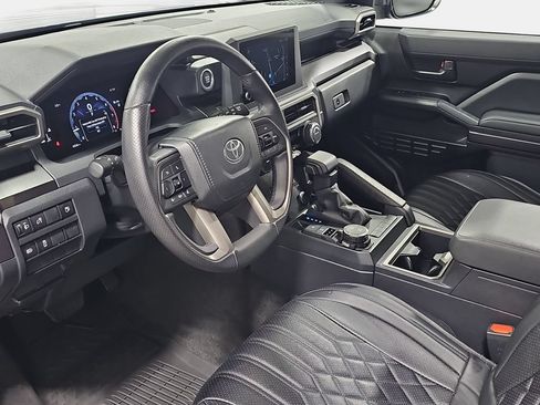Used 2025 Toyota 4Runner SR5 AWD/4WD image 17
