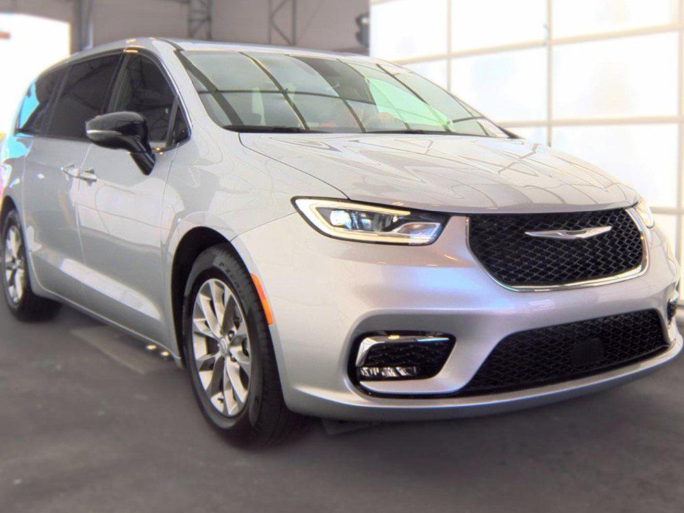 Used 2026 Chrysler Pacifica Limited FWD image 2
