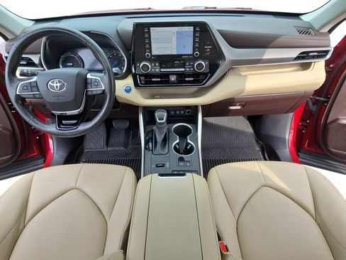 Used 2020 Toyota Highlander XLE AWD/4WD image 11