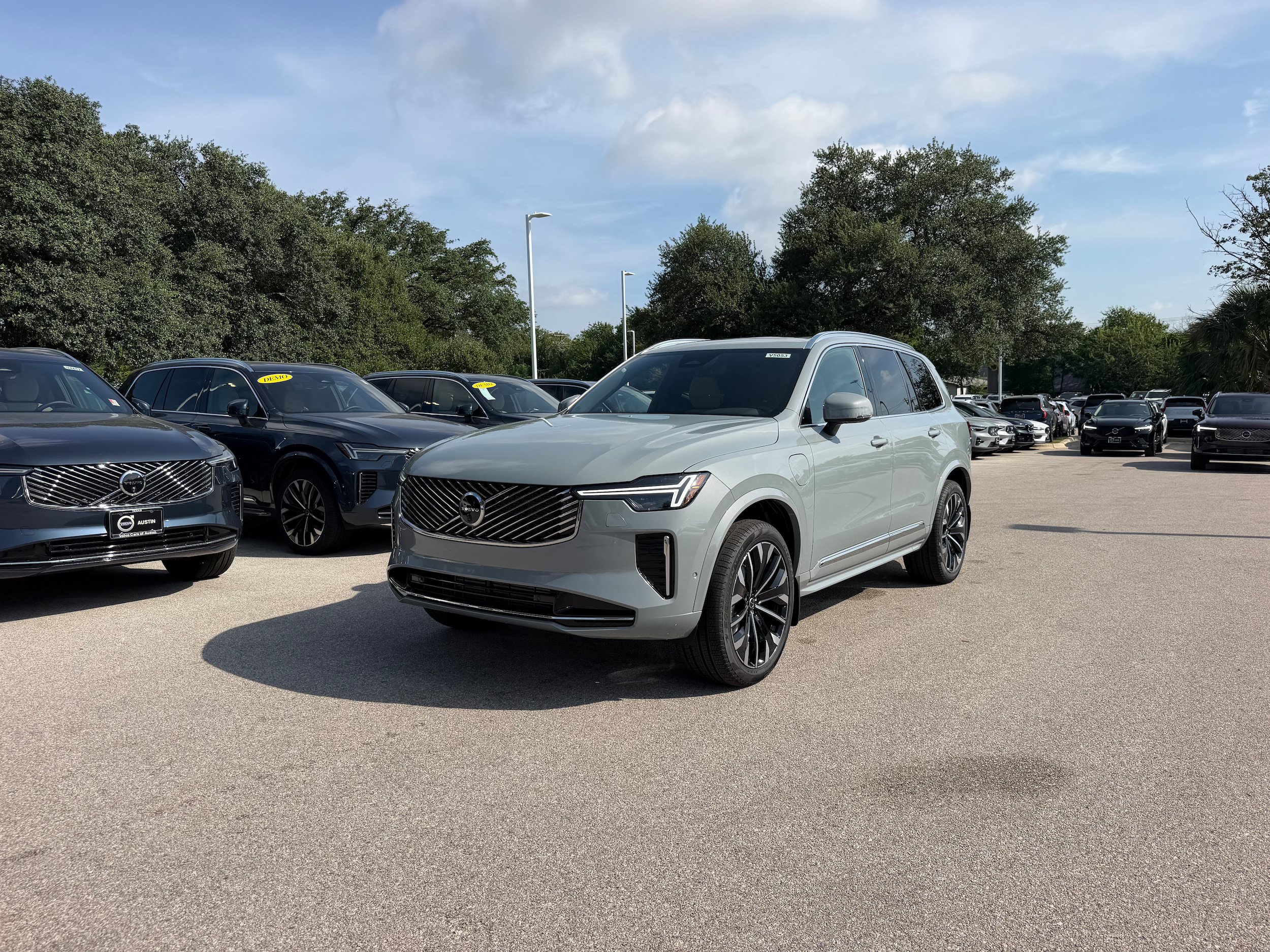 New 2026 Volvo XC90 T8 Plus w/ Protection Package Premier AWD/4WD image 2