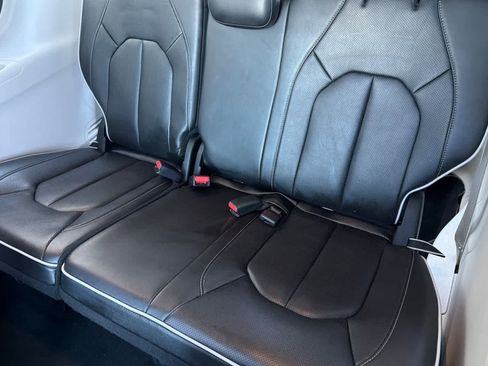 Used 2023 Chrysler Pacifica Limited image 15