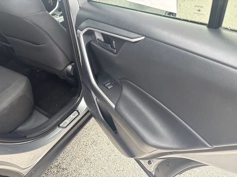Used 2019 Toyota RAV4 LE w/ All Weather Liner Package AWD/4WD image 28