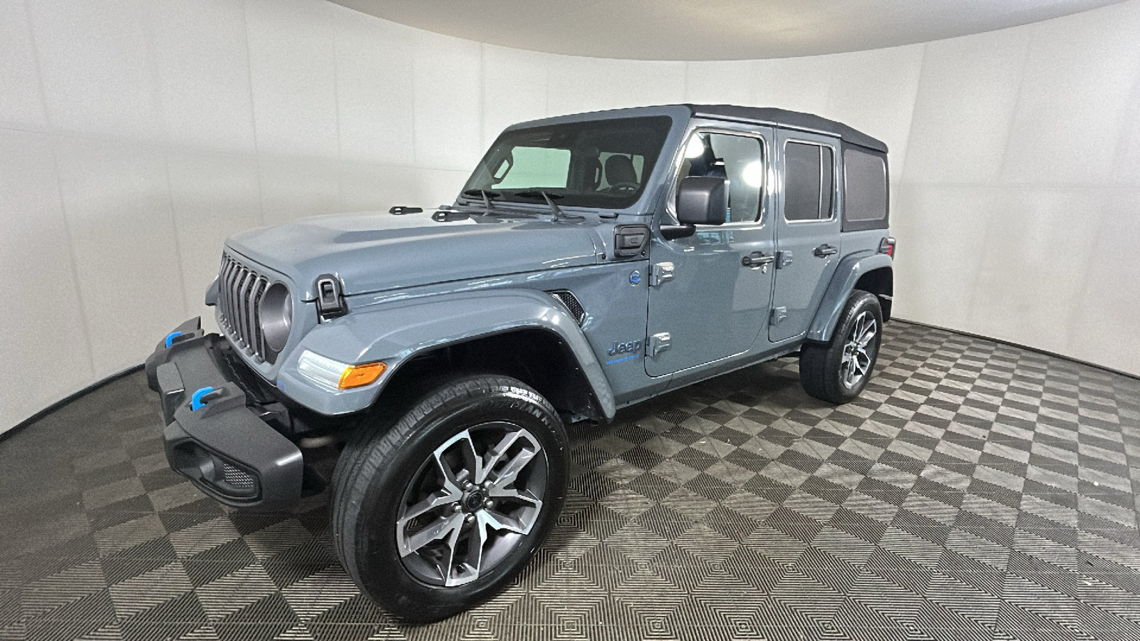 Used 2024 Jeep Wrangler Unlimited AWD/4WD image 7