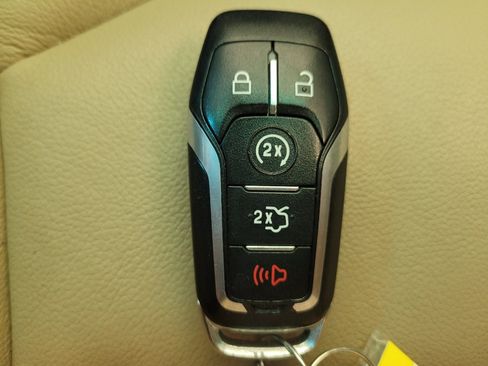 Used 2017 Ford Explorer XLT w/ Equipment Group 202A AWD/4WD image 32