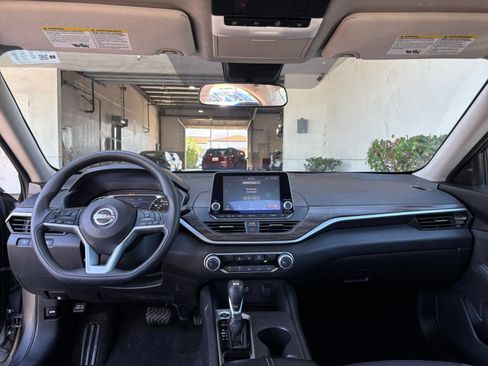 Used 2025 Nissan Altima 2.5 SV FWD image 29