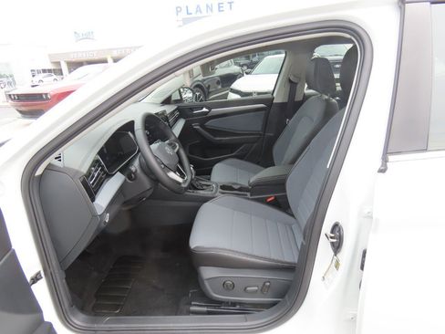 Used 2025 Volkswagen Jetta SE FWD image 25
