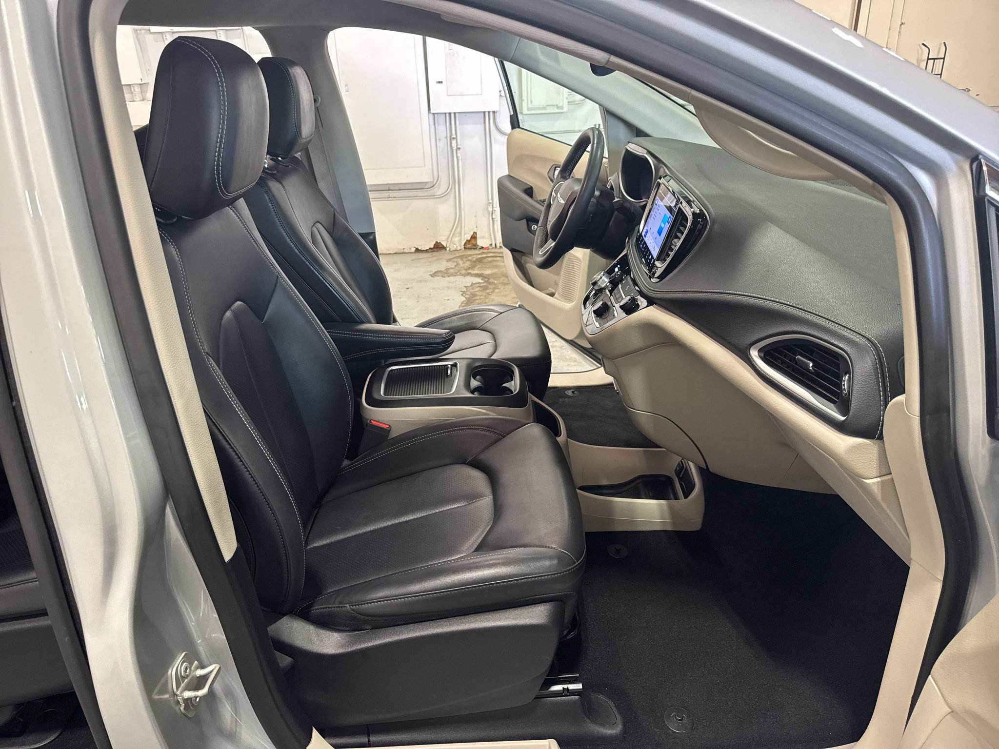 Used 2024 Chrysler Pacifica Limited FWD image 32
