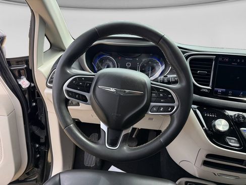Used 2023 Chrysler Pacifica Touring-L FWD image 15