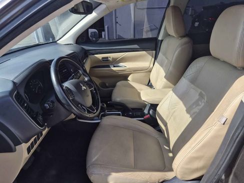 Used 2017 Mitsubishi Outlander SE image 16
