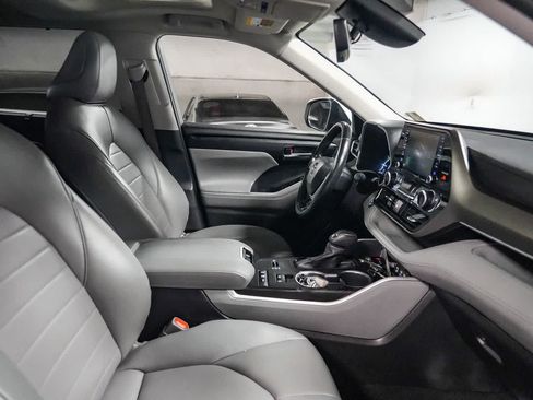 Used 2022 Toyota Highlander XLE AWD/4WD image 17