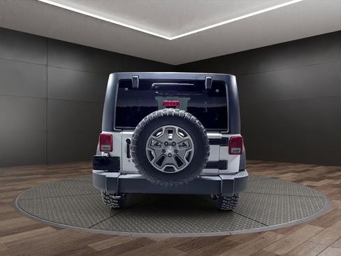 Used 2018 Jeep Wrangler Unlimited Rubicon w/ Connectivity Group image 7