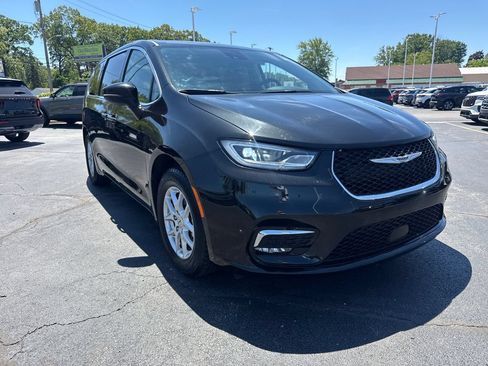 Used 2023 Chrysler Pacifica Touring-L FWD image 4
