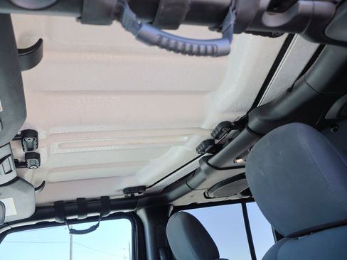 Used 2019 Jeep Wrangler Unlimited Sahara image 18