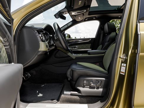 Used 2024 Bentley Bentayga image 35