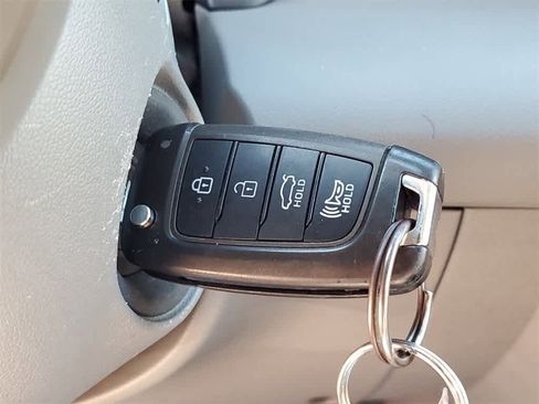 Used 2023 Hyundai Elantra SE image 30