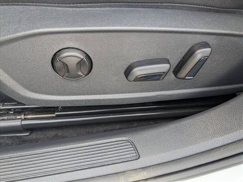 Used 2025 Volkswagen Jetta SE w/ Sunroof Package FWD image 25