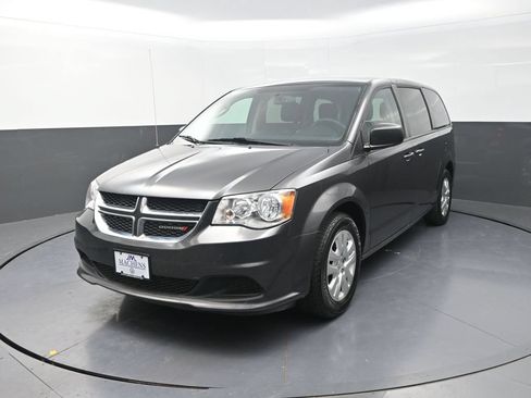 Used 2018 Dodge Grand Caravan SE w/ UConnect Hands-Free Group FWD image 4
