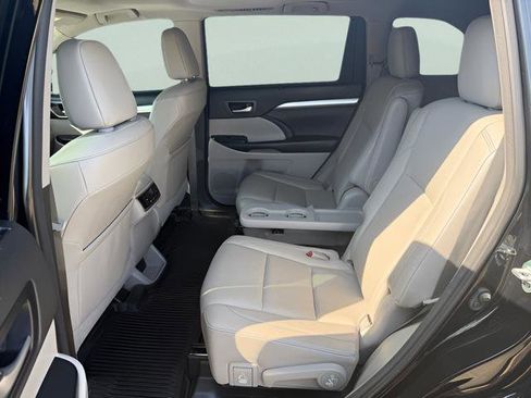 Used 2018 Toyota Highlander XLE AWD/4WD image 30