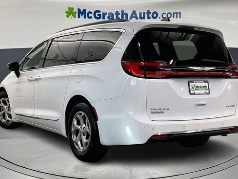 Used 2023 Chrysler Pacifica Limited FWD image 3