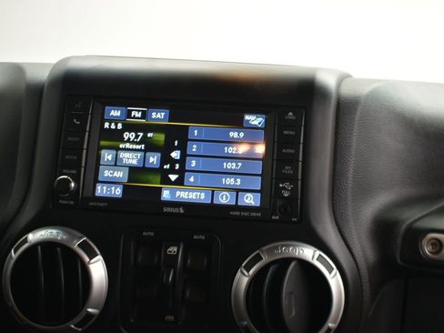 Used 2015 Jeep Wrangler Unlimited Sahara w/ Connectivity Group image 27